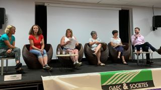 Au micro, Paul Hennart, représentant du ministre de l’Agriculture lors d’une table-ronde sur le droit à l’essai organisé le 24 juin à Annecy par Gaec et Sociétés. © A. Marcotte Au micro, Paul Hennart, représentant du ministre de l’Agriculture lors d’une table-ronde sur le droit à l’essai organisé le 24 juin à Annecy par Gaec et Sociétés. © A. Marcotte